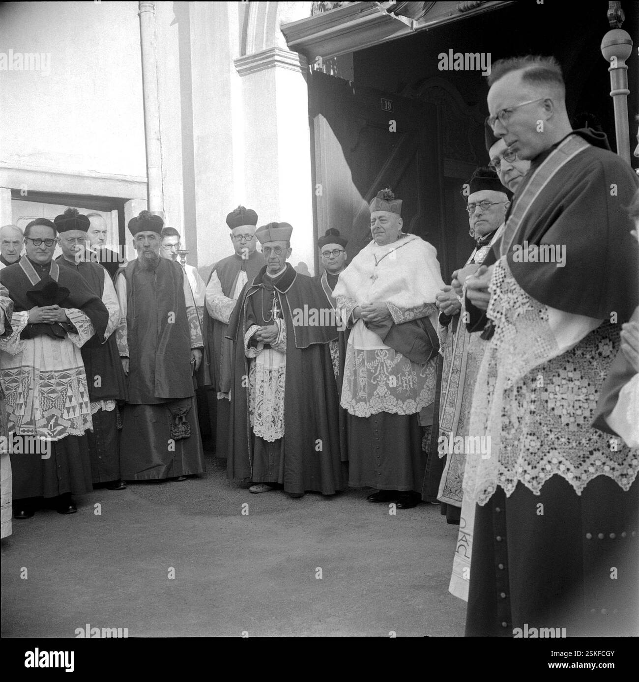 --- Pontifikalamt zu Ehren des 80. Geburtstage von Bischof Christian Caminada in Chur 1956#Päpstliche Messe zu Ehren von Bischof Christian Caminada zu seinem 80. Geburtstag, Chur 1956- RDB VON DUKAS Stockfoto