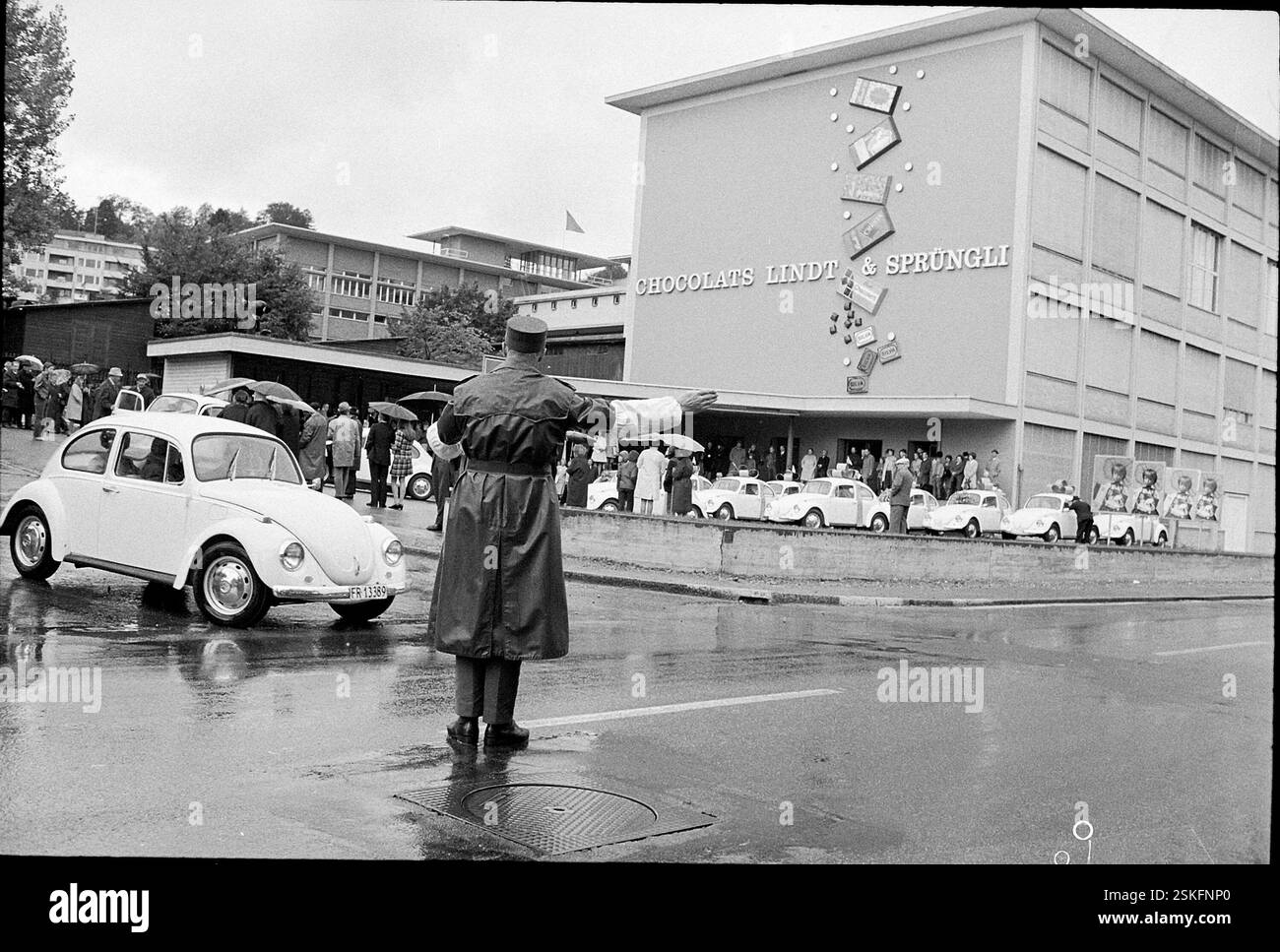 Jubiläumsgeschenk der Firma Lindt & Sprüngli an öffentliche Institutionen; 26 VW und 1 Moped--- 125 Jahre Lindt & Sprüngli 1970#125 Jahre Lindt & Sprüngli 1970- RDB VON DUKAS Stockfoto