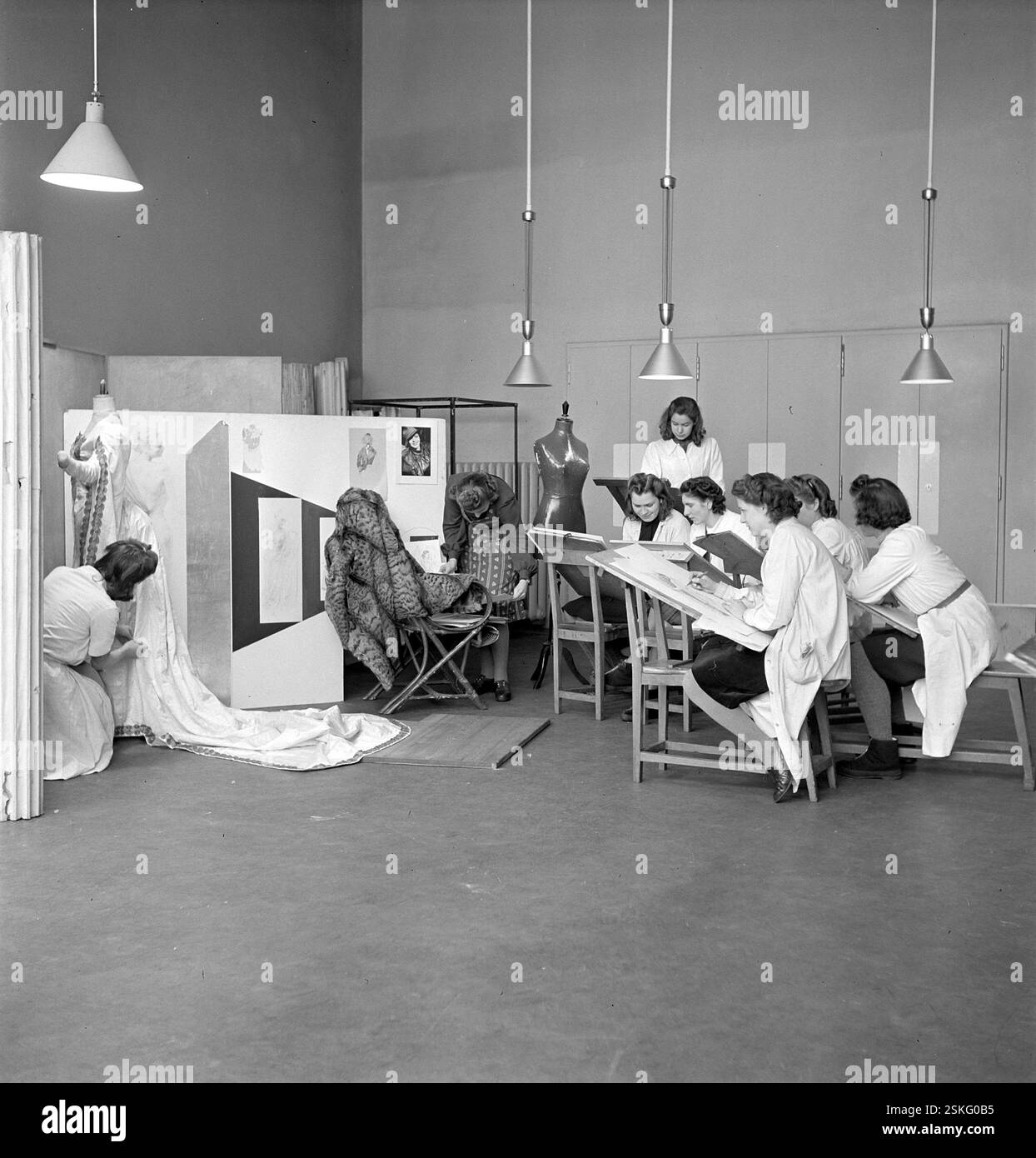 Modezeichnen--- Modekurs an der Gewerbeschule Zürich, 1942#Modeunterricht an der Gewerbeschule Zürich 1942- RDB VON DUKAS Stockfoto