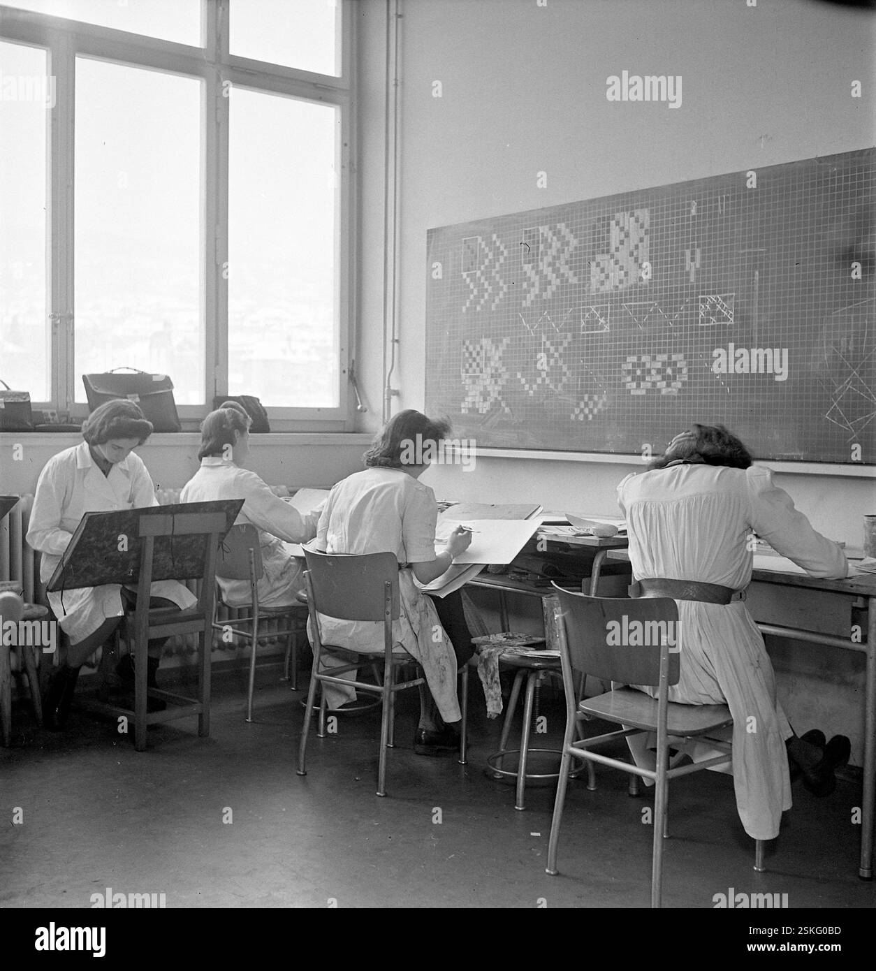 Frauen beim Zeichnen--- Modekurs an der Gewerbeschule Zürich, 1942#Fashion Class at Trade School, Zürich 1942- RDB BY DUKAS Stockfoto