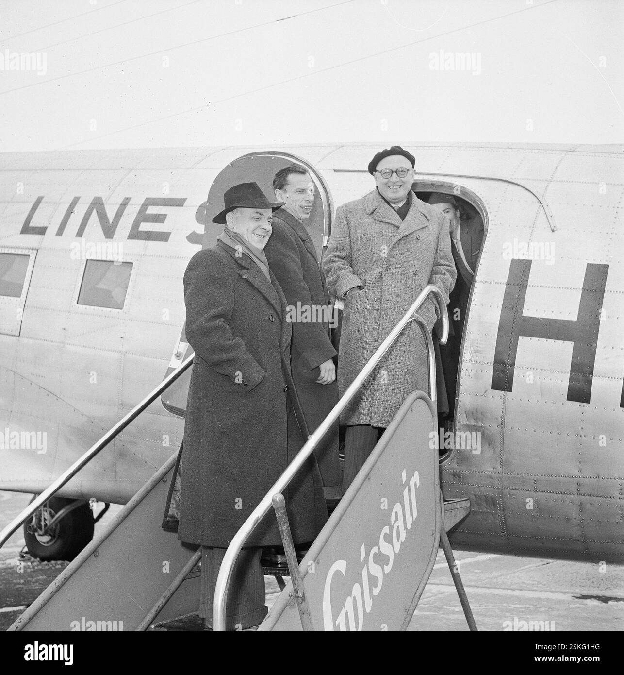 Reise zum Prager Friedenskongress#auf dem Weg zum Friedenskongress in Prag--- Pietro Nenni (mit Beret), Zwischenlandung, Flughafen Zürich-Kloten 1951#Pietro Nenni (mit Baskenmütze), Zwischenstopp am Flughafen Zürich-Kloten 1951- RDB VON DUKAS Stockfoto