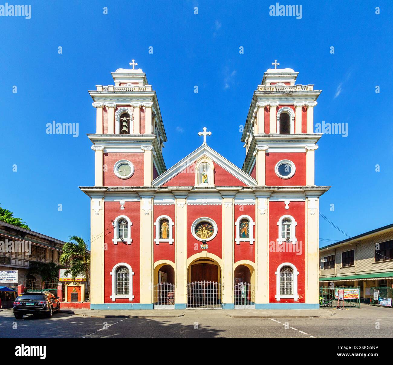 Rot-weiße Fassade der Kirche San Jose Placer mit spanischer Kolonialarchitektur auf den Philippinen Stockfoto