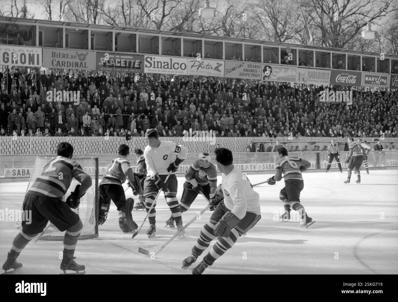 --- Eishockey B-WM Lausanne 1961: Schweiz - Polen, Bezzi vor Polens Tor#Eishockey-WM-Pool B Lausanne 1961: Schweiz - Polen, Bazzi Attacking- RDB VON DUKAS Stockfoto