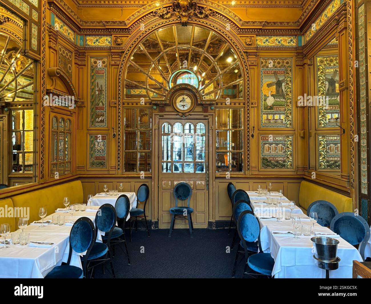 Wunderschöne Retro-Restaurant-Café-Inneneinrichtung. Traditionelles französisches Café in Nantes, Frankreich. Berühmtes Touristenziel - Smartphone-aufgenommenes Stockfoto