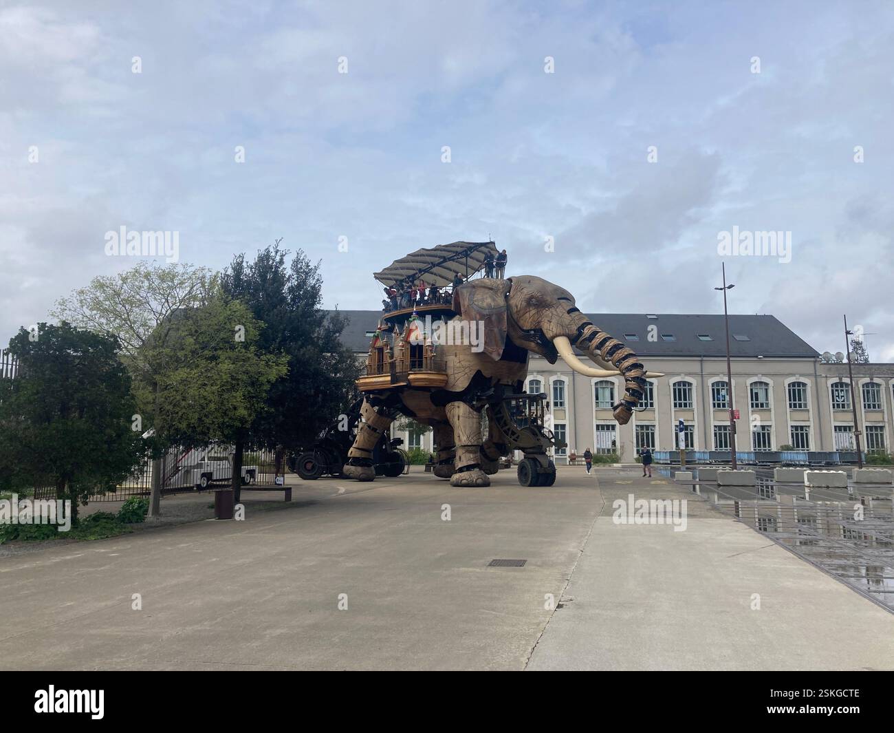Le Grand Eléphant. Die mechanische Maschine des Großen Elefanten bei Les Machines de l'Île. Kunstpark Attraktion Riesenelefant Jules Verne & Leonardo da Vin - Smartphone-aufgenommenes Stockfoto