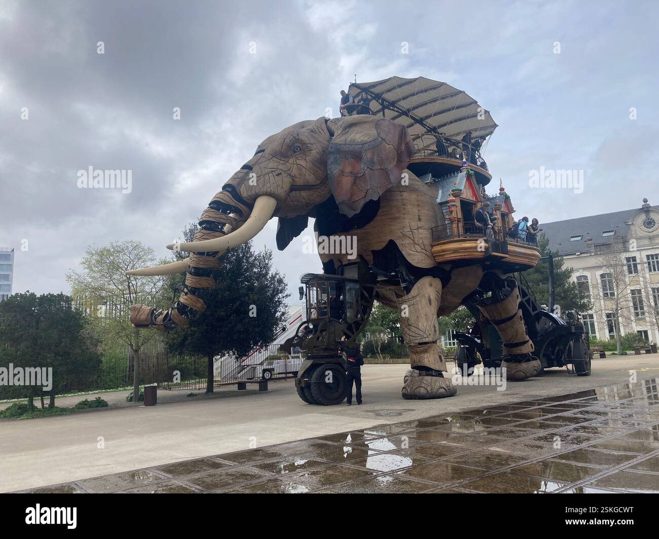 Le Grand Eléphant. Die mechanische Maschine des Großen Elefanten bei Les Machines de l'Île. Kunstpark Attraktion Riesenelefant Jules Verne & Leonardo da Vin - Smartphone-aufgenommenes Stockfoto