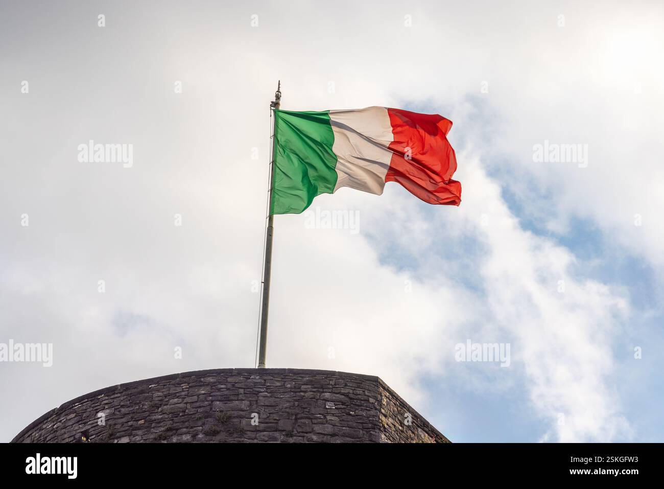 Italienische Flagge an einem historischen Steinturm. Stockfoto