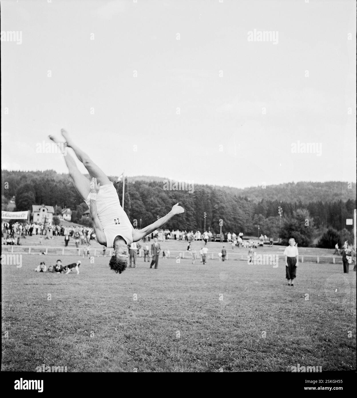 Günthard bei der Freiübung#Günthard macht freistehende Übungen-- Meisterschafts- und Gruppenwettkämpfe ETV, Luzern 1949#ETV-Meisterschaften und Gruppenwettbewerbe, Luzern 1949- RDB VON DUKAS Stockfoto