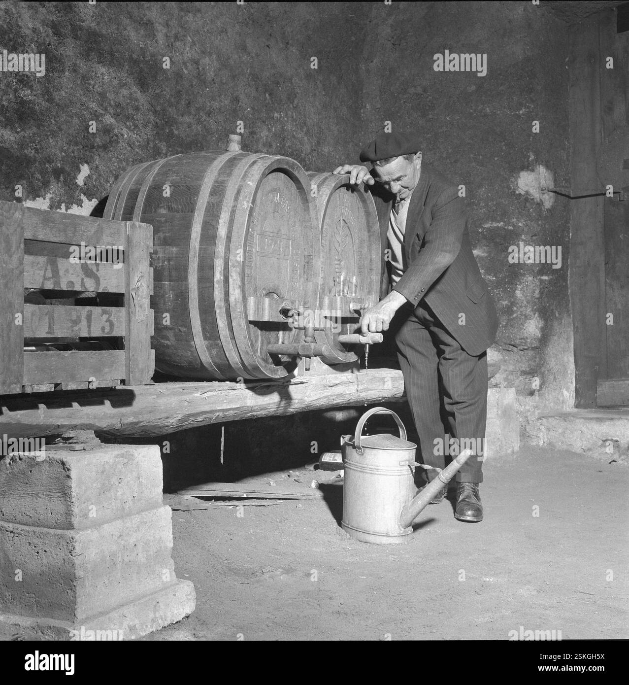 Die Osterspende von Sembrancher beginnt mit einem gemeinsamen Gebet. Anschliessend können sich Dorfbewohner und fremde am köstlichen weissen Landwein der Bürgergemeinde laben.--- Weinsegnung in Sembrancher 1957#Segen VON Reben in Sembrancher 1957- RDB VON DUKAS Stockfoto