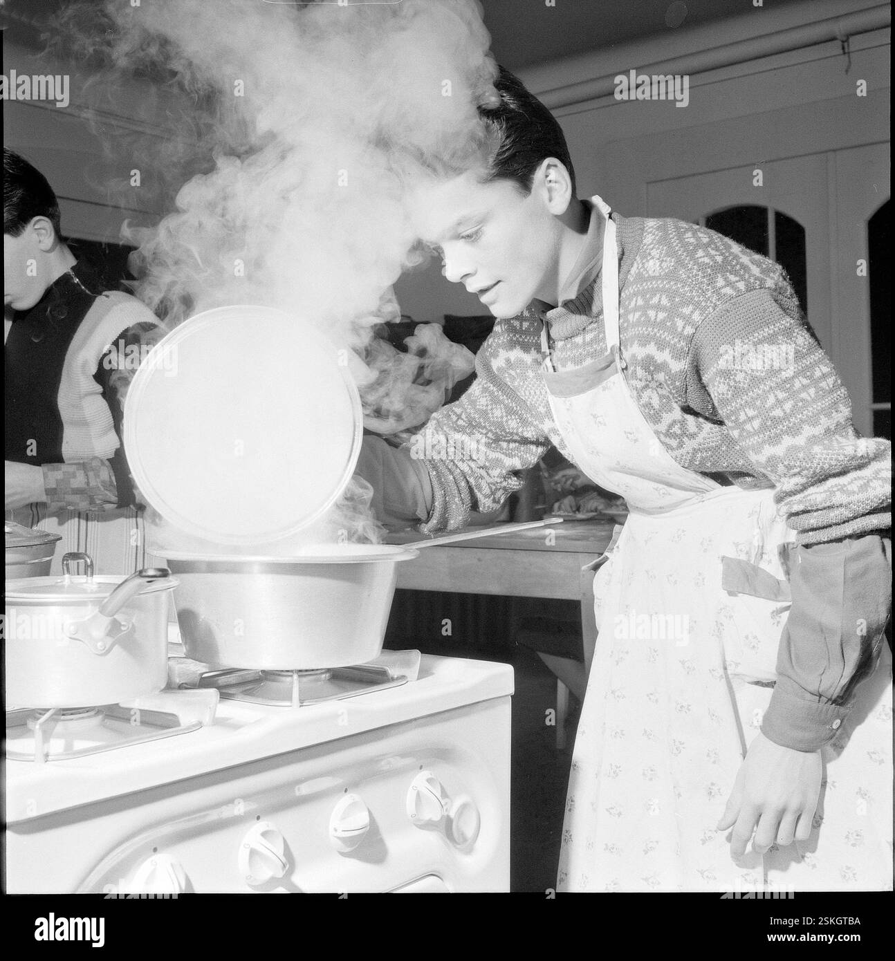 --- Peseux, Gymnasiasten besuchen in Ihrer Freizeit freiwillig die Kochschule, Kochkurs 1958#Peseux, Jungs, die einen Kochkurs besuchen 1958- RDB VON DUKAS Stockfoto