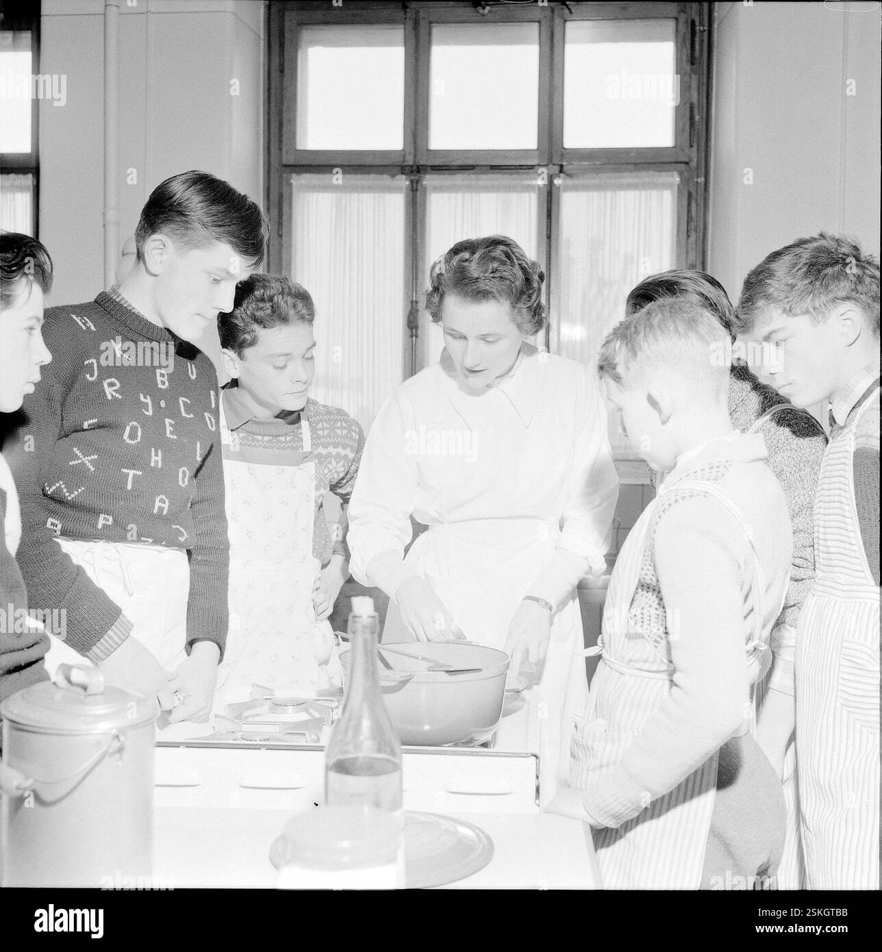 --- Peseux, Gymnasiasten besuchen in Ihrer Freizeit freiwillig die Kochschule, Kochkurs 1958#Peseux, Jungs, die einen Kochkurs besuchen 1958- RDB VON DUKAS Stockfoto