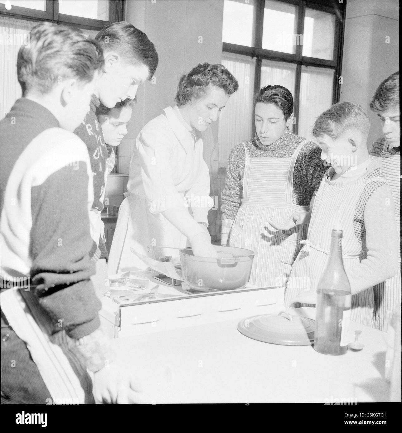 --- Peseux, Gymnasiasten besuchen in Ihrer Freizeit freiwillig die Kochschule, Kochkurs 1958#Peseux, Jungs, die einen Kochkurs besuchen 1958- RDB VON DUKAS Stockfoto