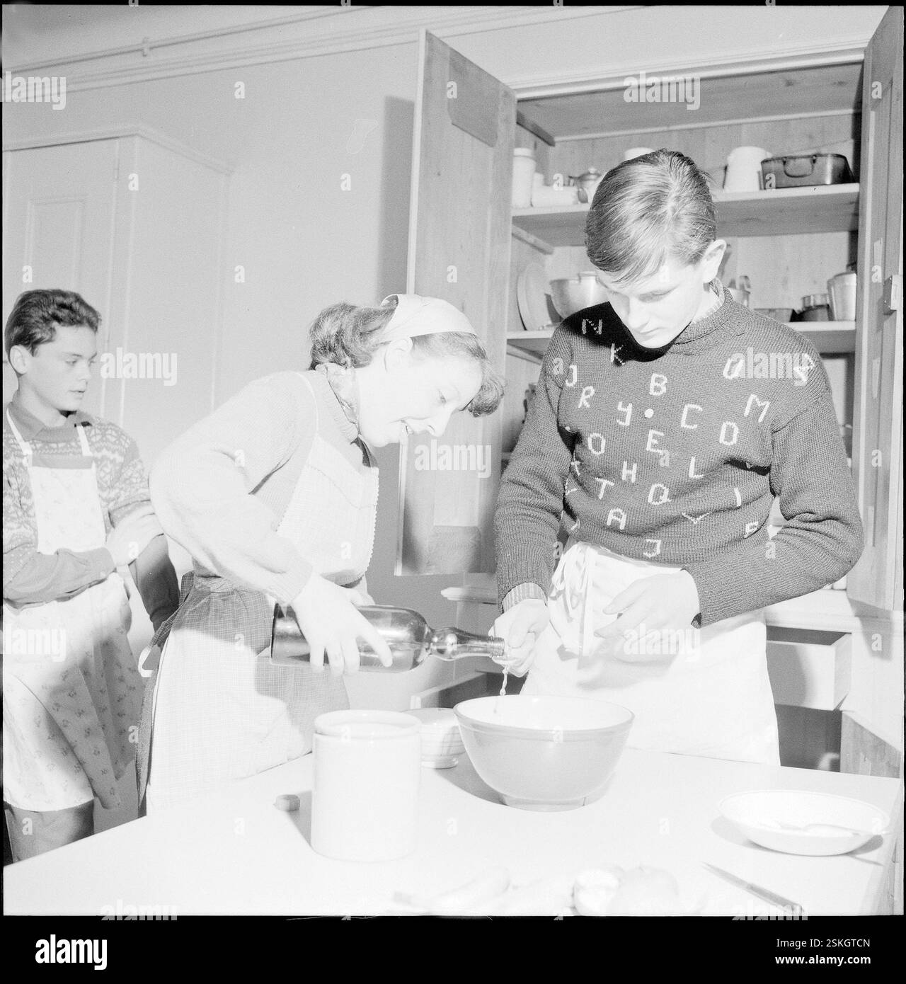 --- Peseux, Gymnasiasten besuchen in Ihrer Freizeit freiwillig die Kochschule, Kochkurs 1958#Peseux, Jungs, die einen Kochkurs besuchen 1958- RDB VON DUKAS Stockfoto