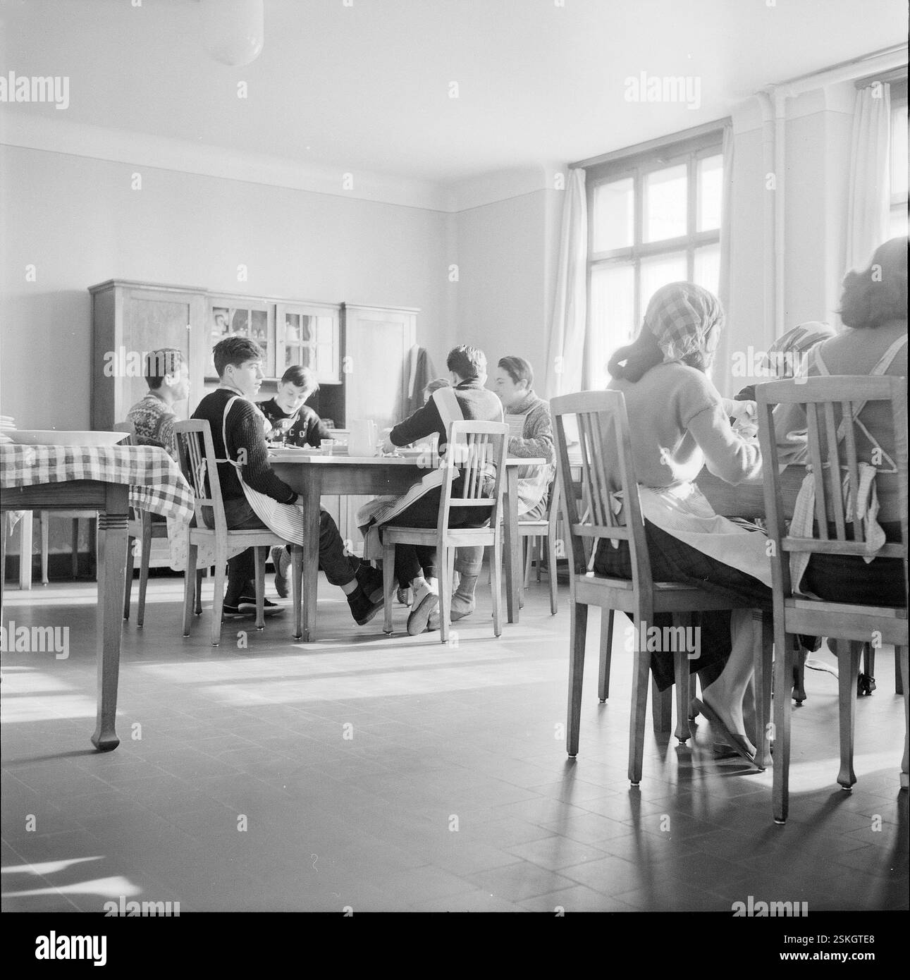 --- Peseux, Gymnasiasten besuchen in Ihrer Freizeit freiwillig die Kochschule, Kochkurs 1958#Peseux, Jungs, die einen Kochkurs besuchen 1958- RDB VON DUKAS Stockfoto