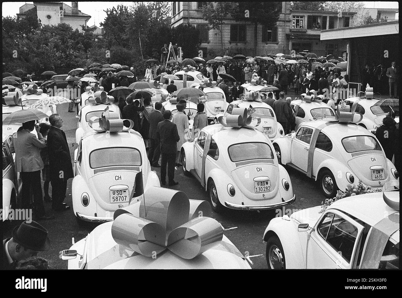 Jubiläumsgeschenk der Firma Lindt & Sprüngli an öffentliche Institutionen; 26 VW und 1 Moped--- 125 Jahre Lindt & Sprüngli 1970#125 Jahre Lindt & Sprüngli 1970- RDB VON DUKAS Stockfoto