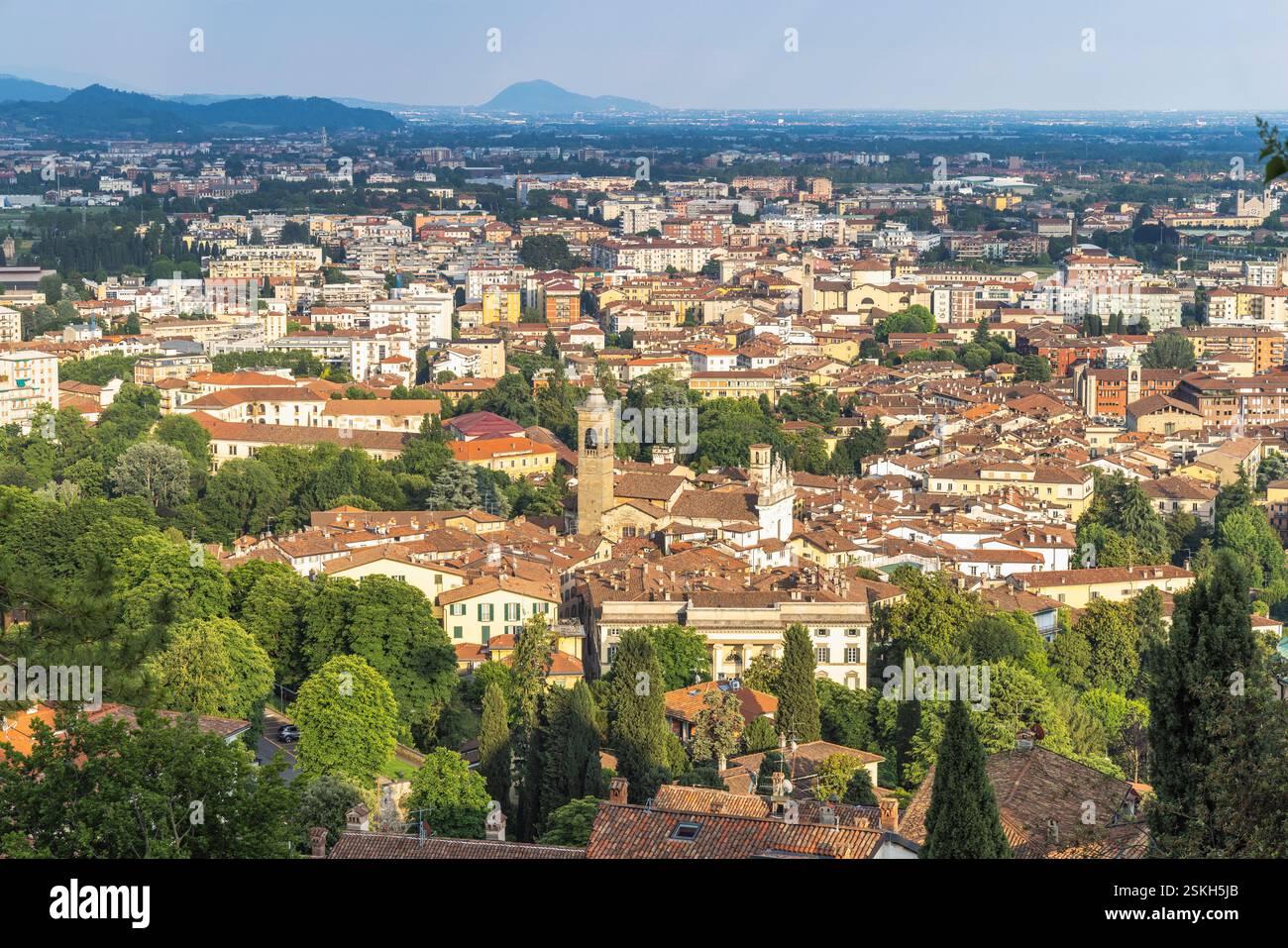 Panoramablick auf die Unterstadt Bergamo von Oberstadt, Italien, Europa. Stockfoto