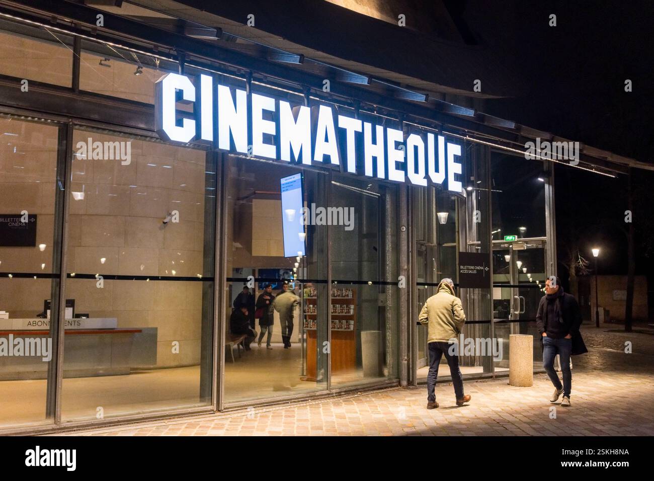 Der Eingang zur Cinémathèque, einem renommierten Filmarchiv und Kulturzentrum in Paris, beleuchtet bei Nacht und einladend für Kinos Stockfoto