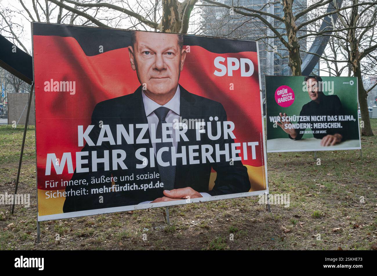 10.02.2025, Berlin, Deutschland, Europa - Ein Plakat mit Wahlplakat der SPD zeigt ein Porträt ihres Kandidaten Stockfoto