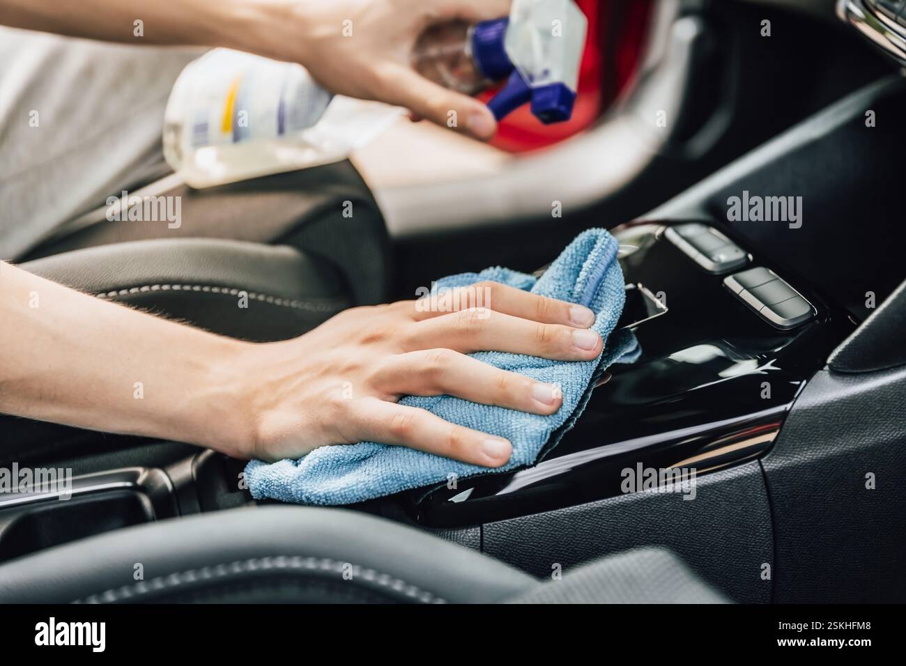 Reinigung und Detaillierung des Fahrzeuginnenraums mit Mikrofasertuch Stockfoto