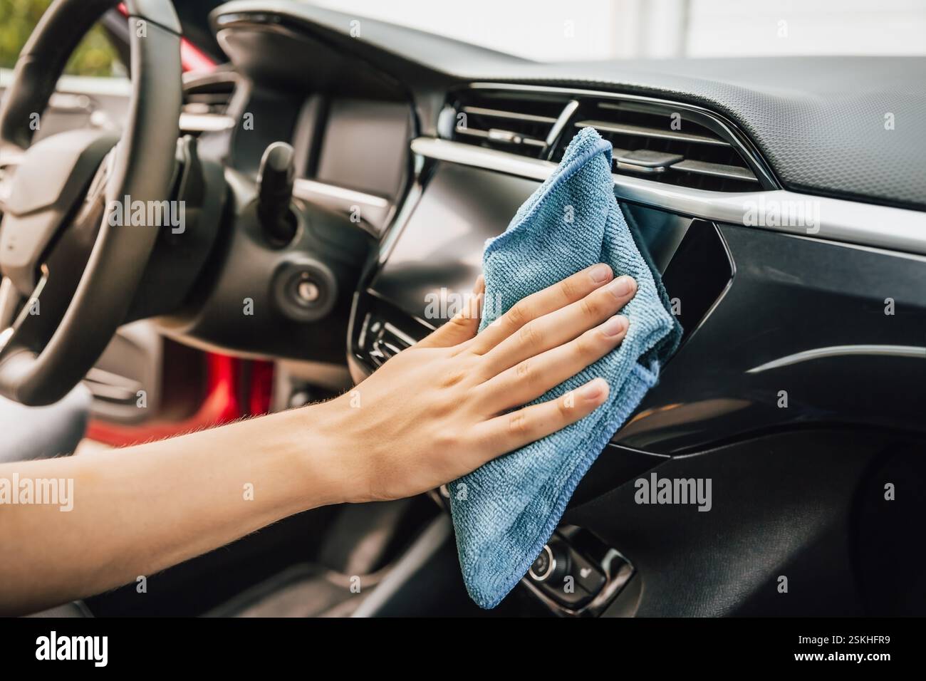 Reinigung und Detaillierung des Fahrzeuginnenraums mit Mikrofasertuch Stockfoto