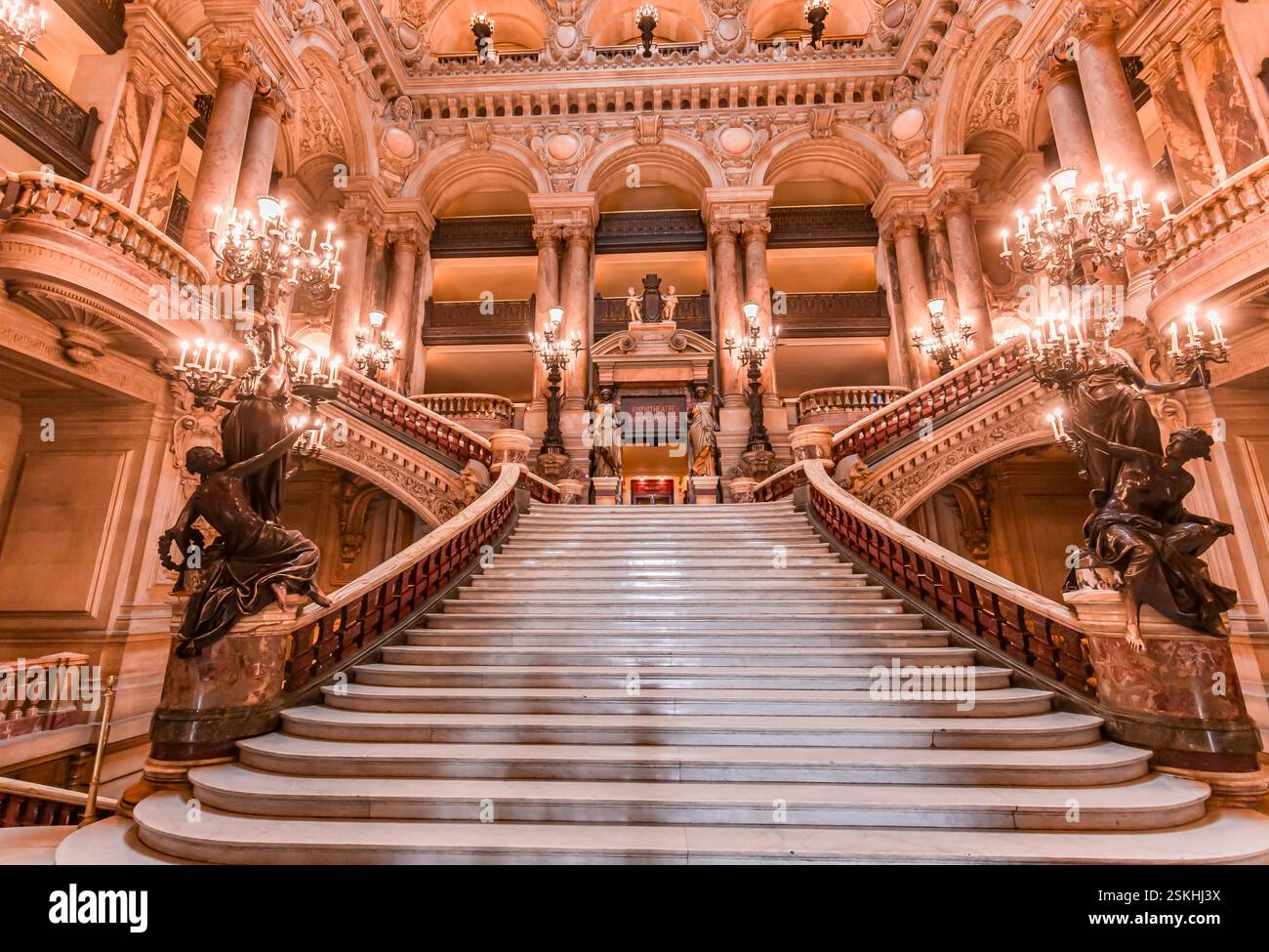 PARIS, FRANKREICH, 14. MÄRZ 2017 : die große Treppe des palais Garnier, Oper von Paris, 19. Jahrhundert Stockfoto