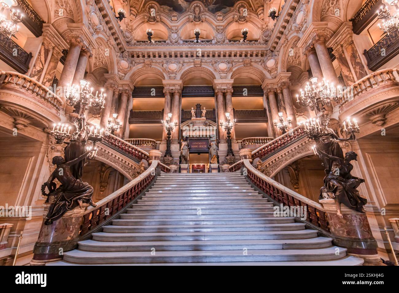 PARIS, FRANKREICH, 14. MÄRZ 2017 : die große Treppe des palais Garnier, Oper von Paris, 19. Jahrhundert Stockfoto
