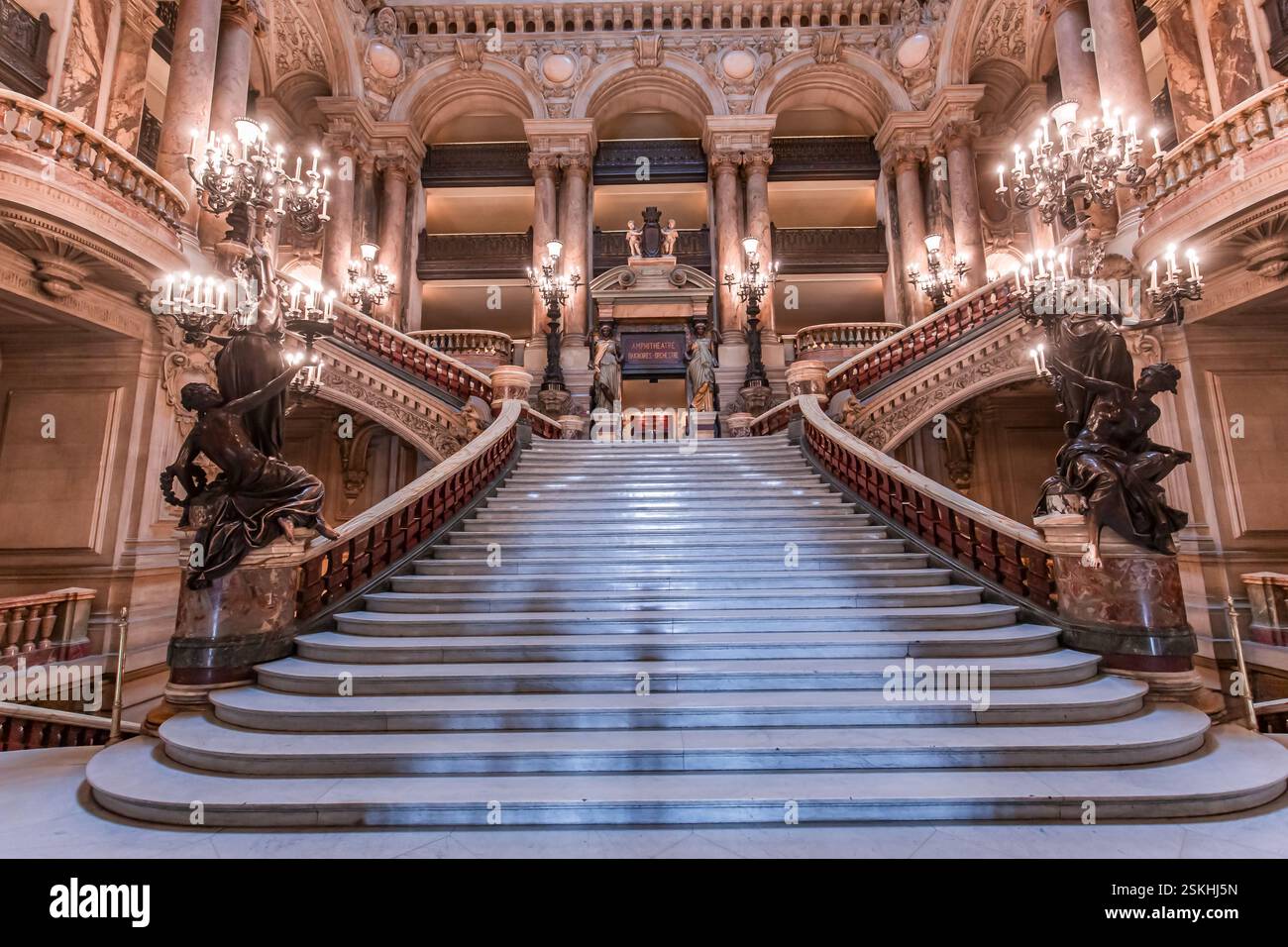 PARIS, FRANKREICH, 14. MÄRZ 2017 : die große Treppe des palais Garnier, Oper von Paris, 19. Jahrhundert Stockfoto
