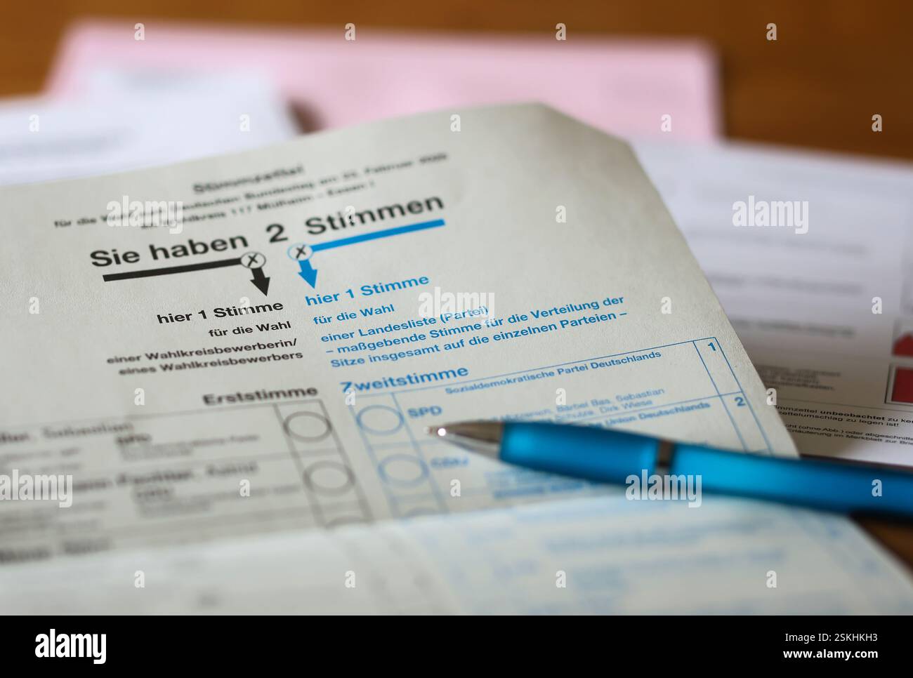 Essen, Nordrhein-Westfalen, Deutschland - Stimmzettel für die Bundestagswahl am 23. Februar 2025 im Wahlkreis 117 Muelheim-Essen Stockfoto