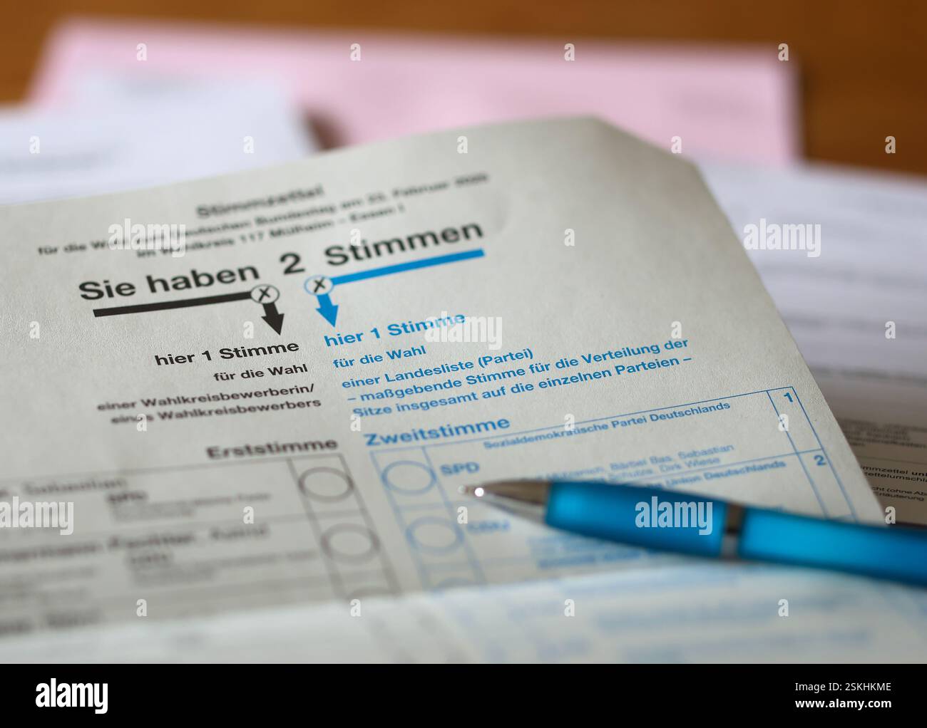 Essen, Nordrhein-Westfalen, Deutschland - Stimmzettel für die Bundestagswahl am 23. Februar 2025 im Wahlkreis 117 Muelheim-Essen Stockfoto