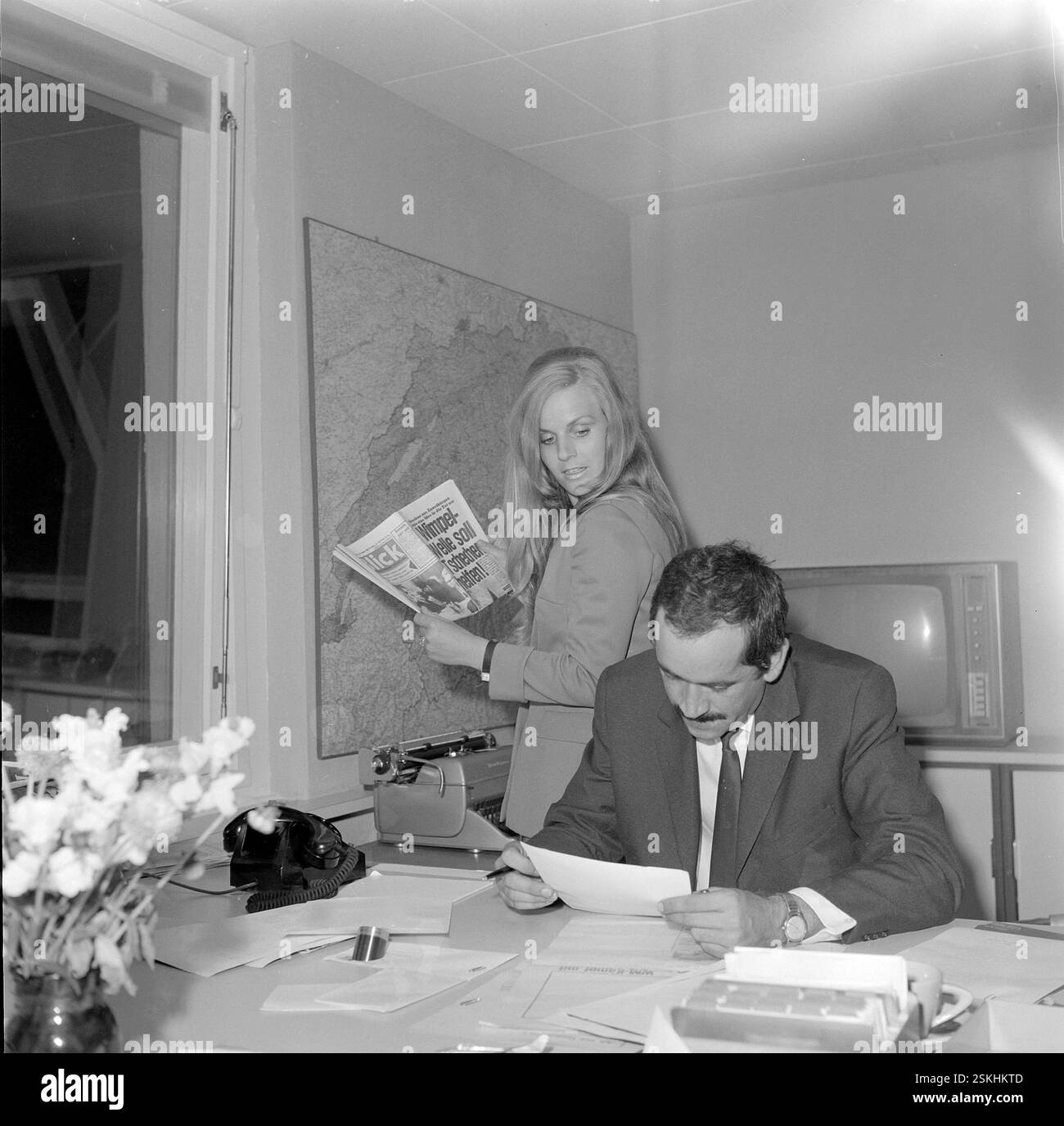 --- Heidi Brühl in der Blick-Redaktion, Zürich 1968#Heidi Bruehl bei Blick Redaktion, Zürich 1968- RDB VON DUKAS Stockfoto