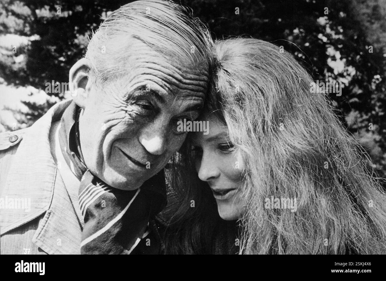 --- John Huston, Ulla Bergryd während Dreharbeiten zum Film 'La Bibbia' 1966#John Huston, Ulla Bergryd am Set zum Film 'La Bibbia' 1966- RDB VON DUKAS Stockfoto --- John Huston, Ulla Bergryd während Dreharbeiten zum Film 'La Bibbia' 1966#John Huston, Ulla Bergryd am Set zum Film 'La Bibbia' 1966- RDB VON DUKAS Stockfoto