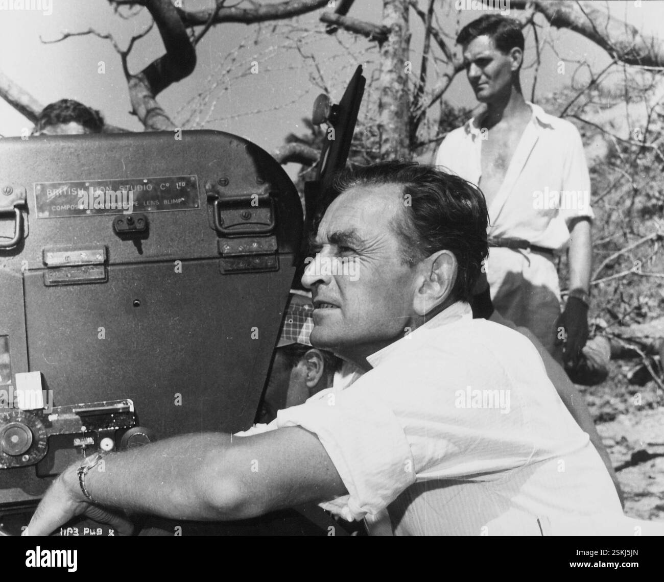 --- David Lean während Dreharbeiten zum Film 'The Bridge on the River Kwai' 1957#David Lean vom Filmset 'The Bridge on the River Kwai' 1957- RDB VON DUKAS Stockfoto