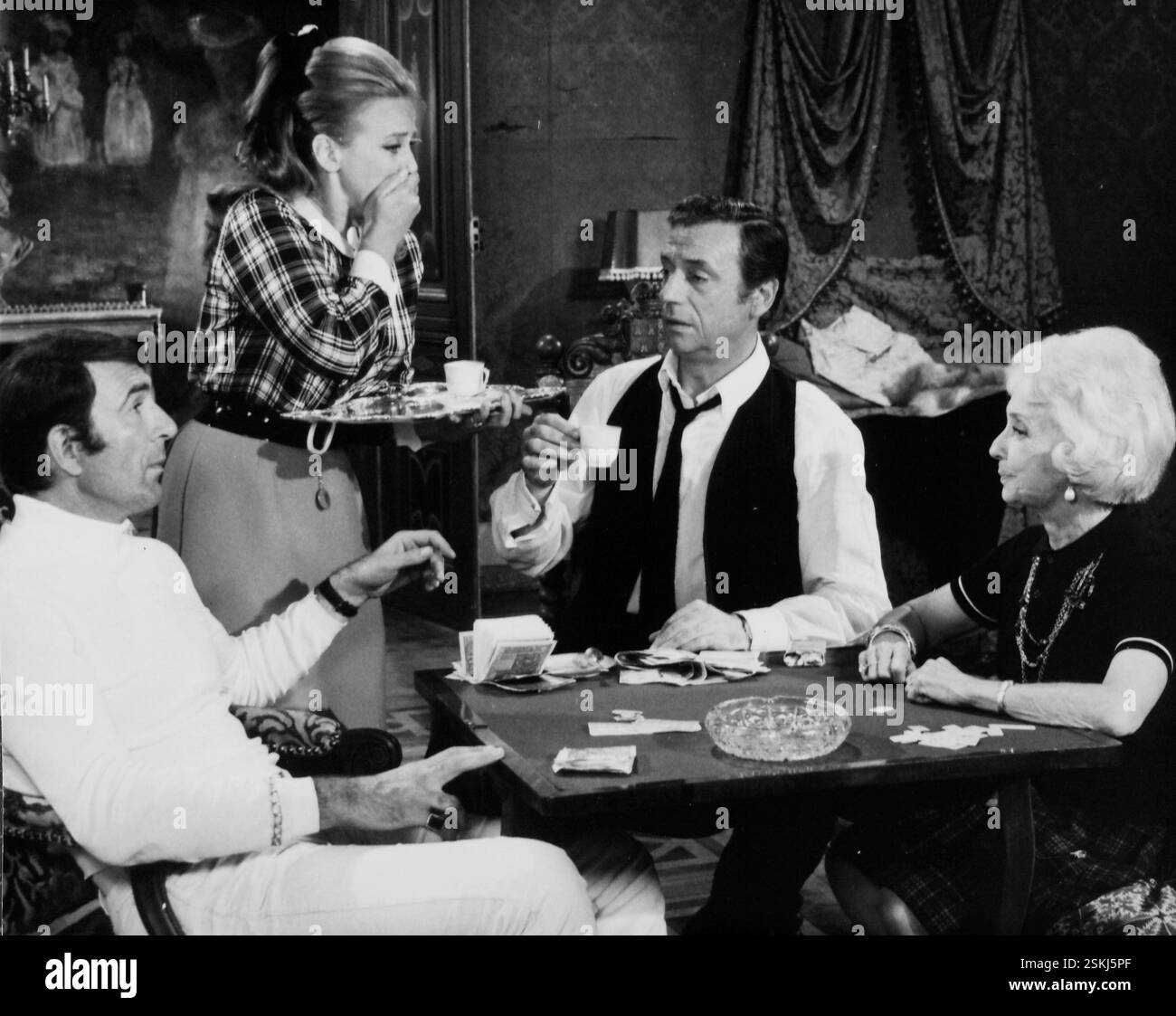 --- Jean-Pierre Marielle, Maria Schell, Yves Montand, Madeleine Renaud in 'Le Diable Par La Queue' 1969#Jean-Pierre Marielle, Maria Schell, Yves Montand, Madeleine Renaud in 'Le Diable Par La Queue' 1969- RDB VON DUKAS Stockfoto