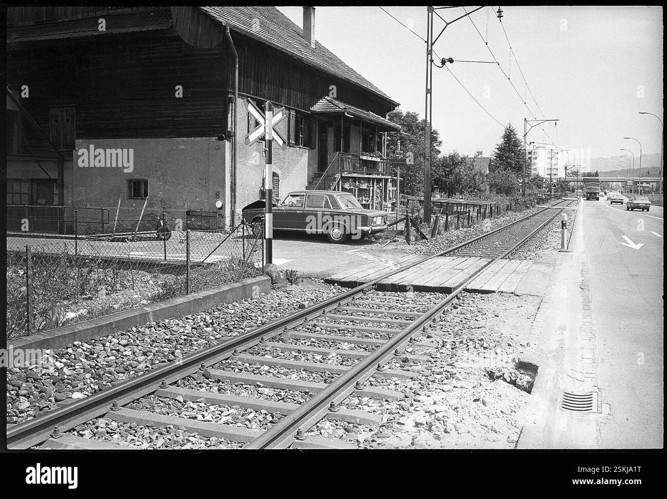Unbewachter Bahnübergang; Andreaskreuz#unbewachter Bahnübergang, St. Andrews Cross-- Zug-Autokollision in Emmen LU 1972#Zugwagenunfall in Emmen LU 1972- RDB VON DUKAS Stockfoto