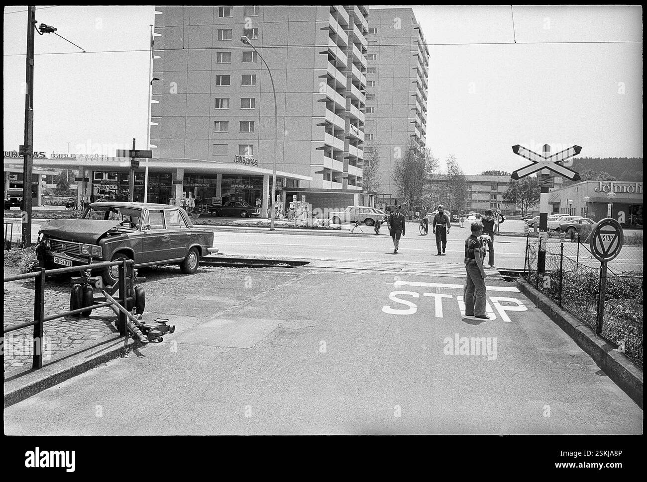 Unbewachter Bahnübergang; Andreaskreuz#unbewachter Bahnübergang, St. Andrews Cross-- Zug-Autokollision in Emmen LU 1972#Zugwagenunfall in Emmen LU 1972- RDB VON DUKAS Stockfoto