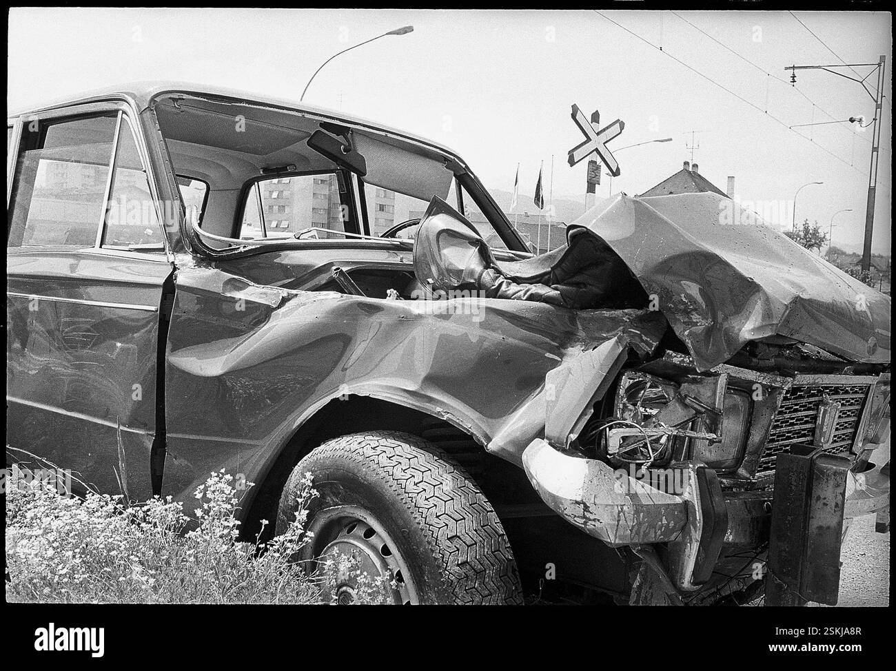 Unbewachter Bahnübergang; Andreaskreuz#unbewachter Bahnübergang, St. Andrews Cross-- Zug-Autokollision in Emmen LU 1972#Zugwagenunfall in Emmen LU 1972- RDB VON DUKAS Stockfoto