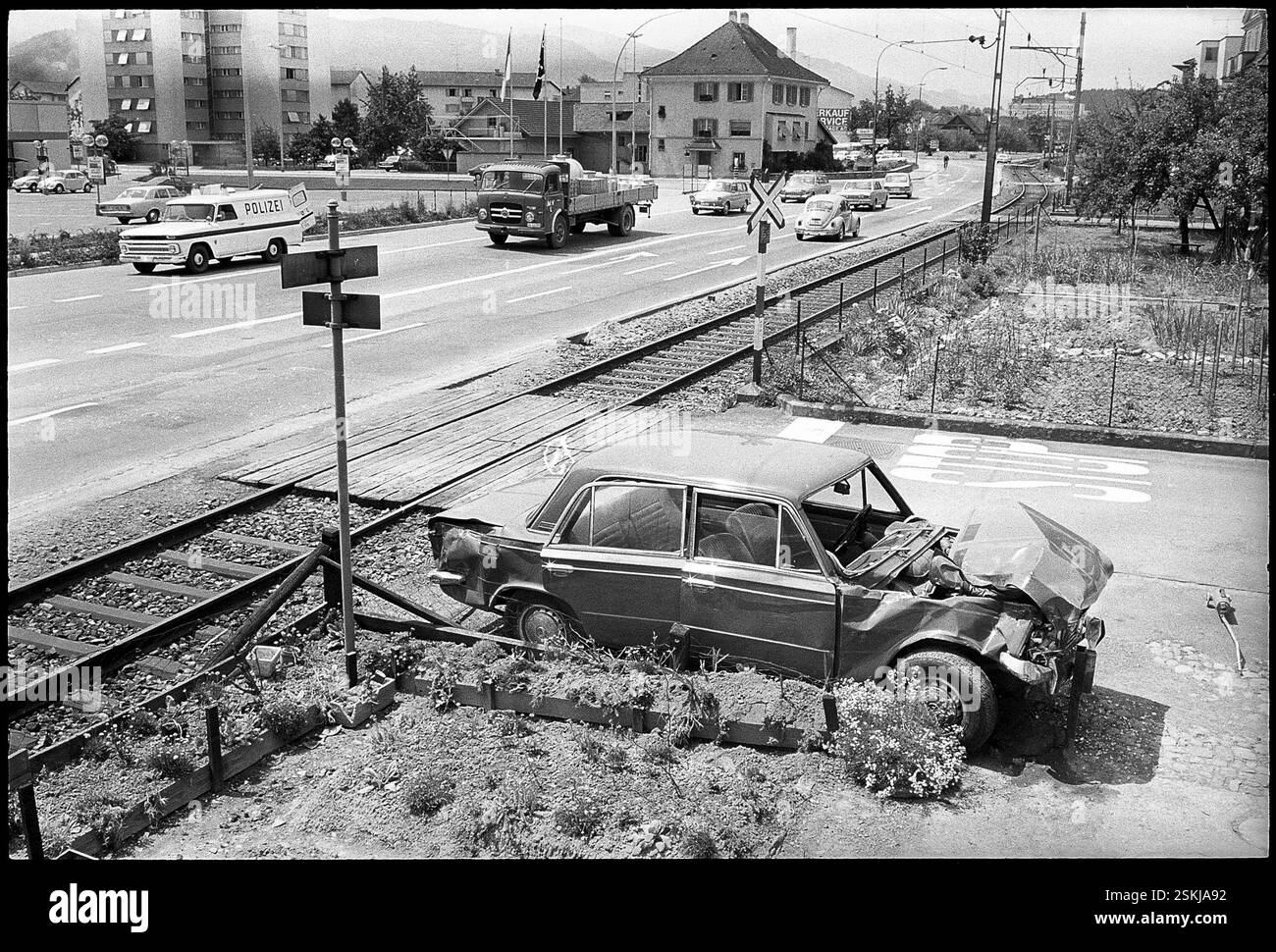 Unbewachter Bahnübergang; Andreaskreuz#unbewachter Bahnübergang, St. Andrews Cross-- Zug-Autokollision in Emmen LU 1972#Zugwagenunfall in Emmen LU 1972- RDB VON DUKAS Stockfoto
