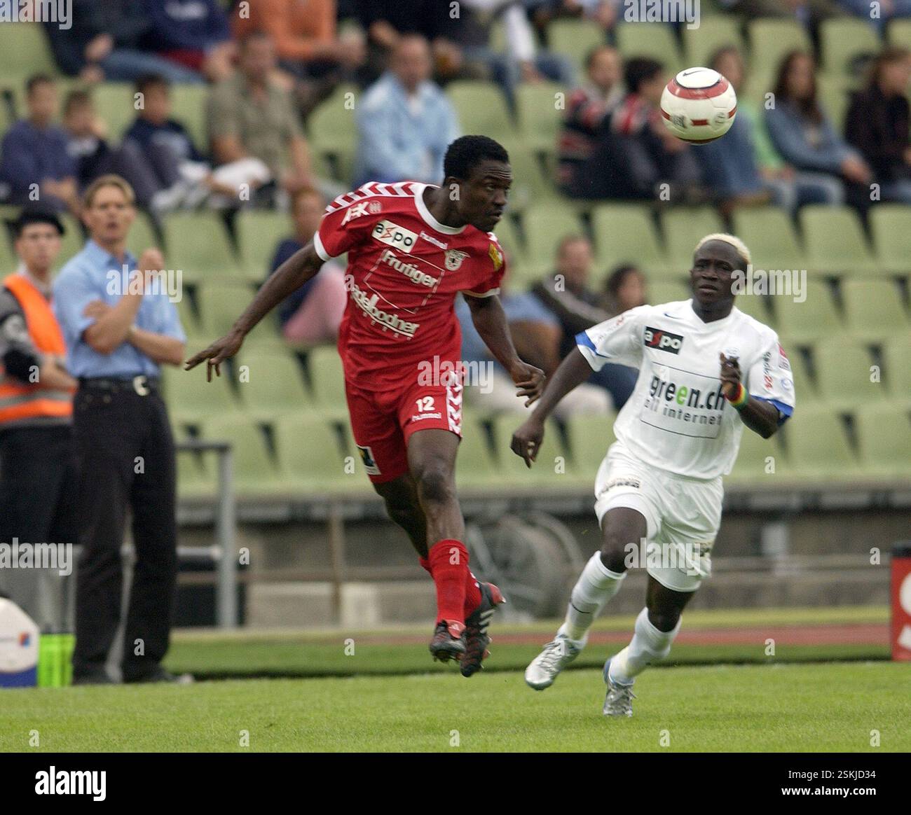 FOTO: WALTER L. KELLER, 6,8.2005, ZUERICH: FC ZUERICH - FC THUN 2:2. DER THUNER SPIELER ARMAND DEUMI (M) IM KAMPF UM DEN BALL GEGEN DEN FCZ-SPIELER ALHASSANE KEITA (R), TRAINER URS SCHOENENBERGER (L) BEOBACHTET. Stockfoto