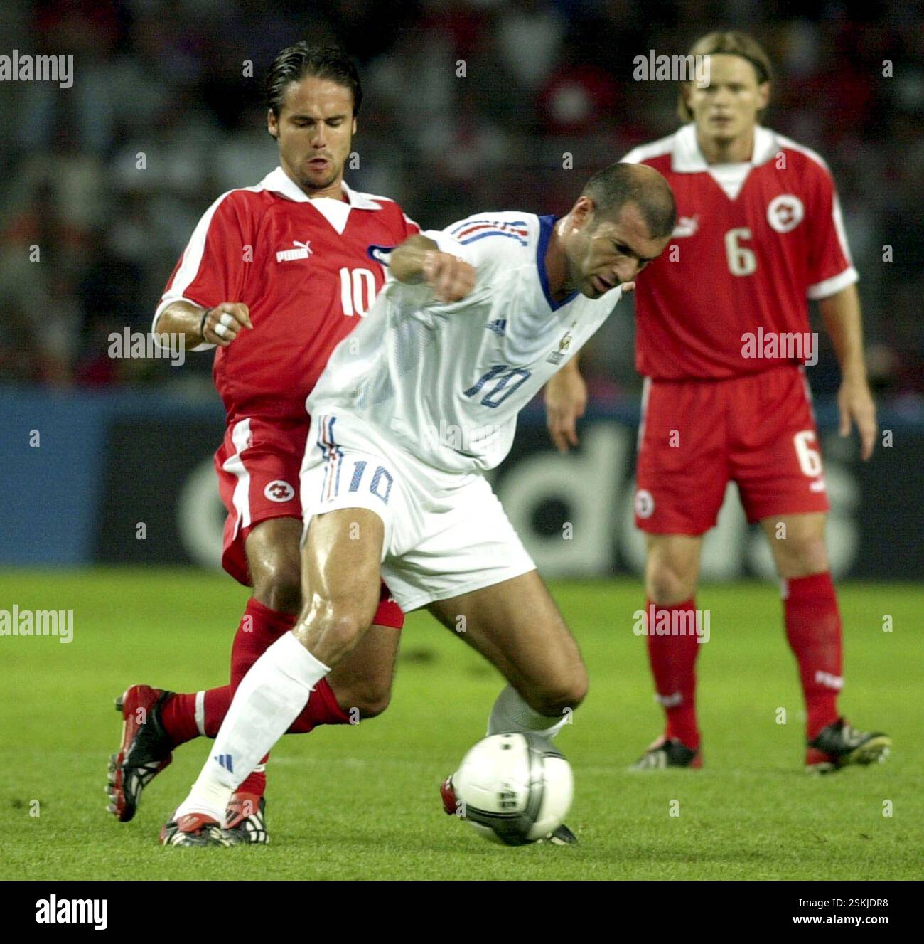 FOTO: WALTER L. KELLER, 20.8,2003, GENF: FREUNDSCHAFTSLAENDERSPIEL SCHWEIZ - FRANKREICH 0:2. ZINEDINE ZIDANE (M, FRA) IM KAMPF UM DEN BALL GEGEN RICARDO CABANAS (L, SUI), JOHANN VOGEL (R) BEOBACHTET. Stockfoto