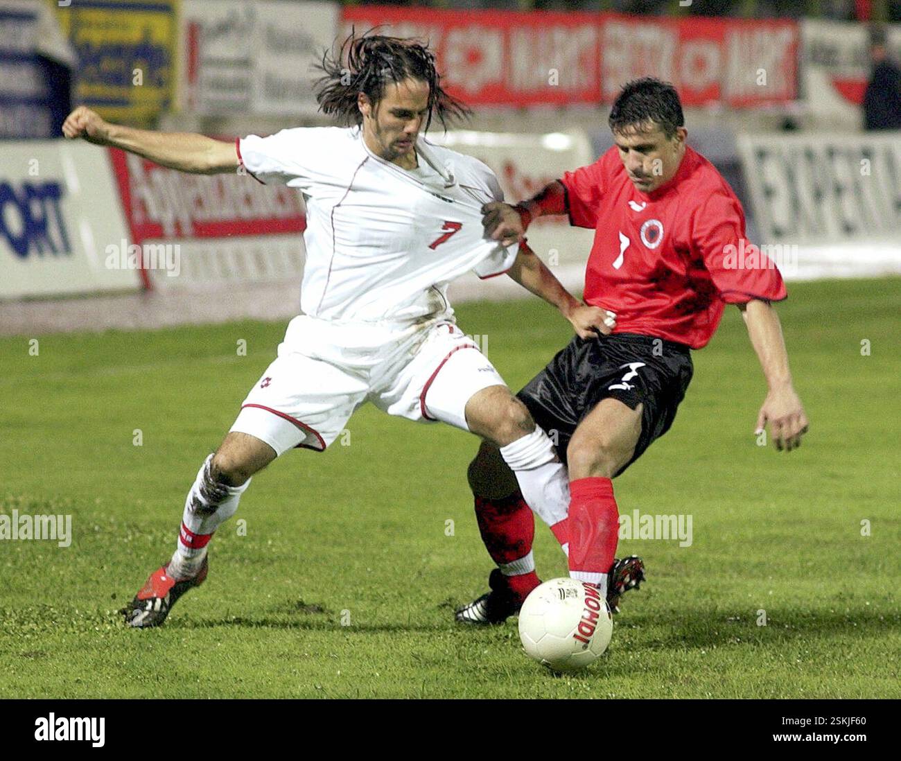 FOTO: WALTER L. KELLER, 12.10.2002, TIRANA (ALB): EM-QUALIFIKATIONSSPIEL ALBANIEN - SCHWEIZ 1:1. RICARDO CABANAS (L, SUI) IM KAMPF UM DEN BALL GEGEN EDWIN MURATI (R, ALB). Stockfoto
