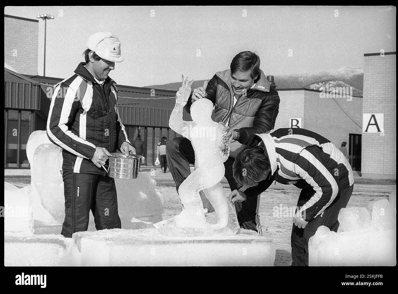 --- Olympische Spiele Placid 1980: Bürgler, Räber und Jos bauen Eisplastik#Olympische Spiele Placid 1980: Bürgler, Räber und Josi bauen Eisstatue Stockfoto