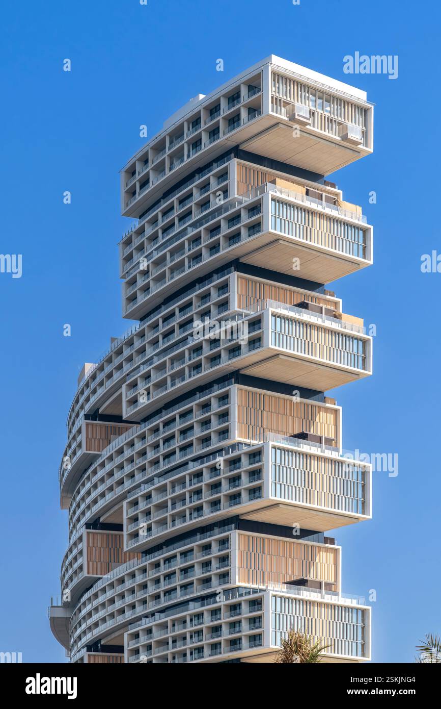 Dubai's Atlantis the Royal. Ein luxuriöses 5-Sterne-Hotel und Häuser. Befindet sich oben auf der Palme. Die abgestufte Form trennt das Hotel von den Apartments. Stockfoto
