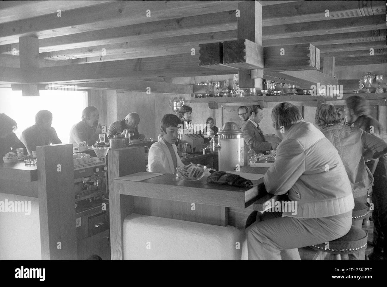 Männer im 'Ghost Riders Club'; Spunte, Beiz#Männer in einem 'Ghost Riders Club'-- Schweizer 4er Bobmeisterschaft, St. Moritz 1973#Schweizer 4er Bobmeisterschaft, St. Moritz 1973- RDB VON DUKAS Stockfoto