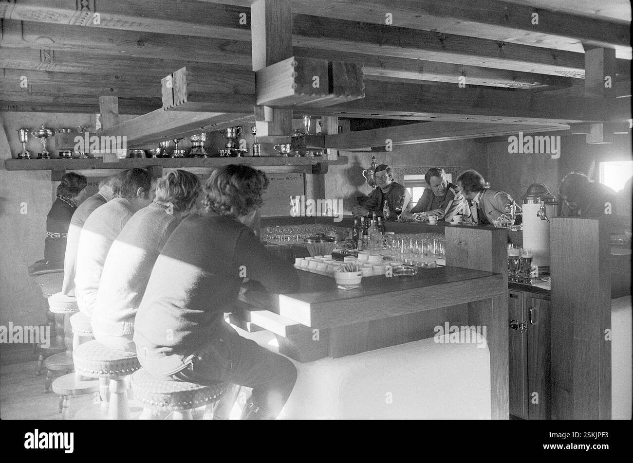 Männer im 'Ghost Riders Club'; Spunte, Beiz#Männer in einem 'Ghost Riders Club'-- Schweizer 4er Bobmeisterschaft, St. Moritz 1973#Schweizer 4er Bobmeisterschaft, St. Moritz 1973- RDB VON DUKAS Stockfoto