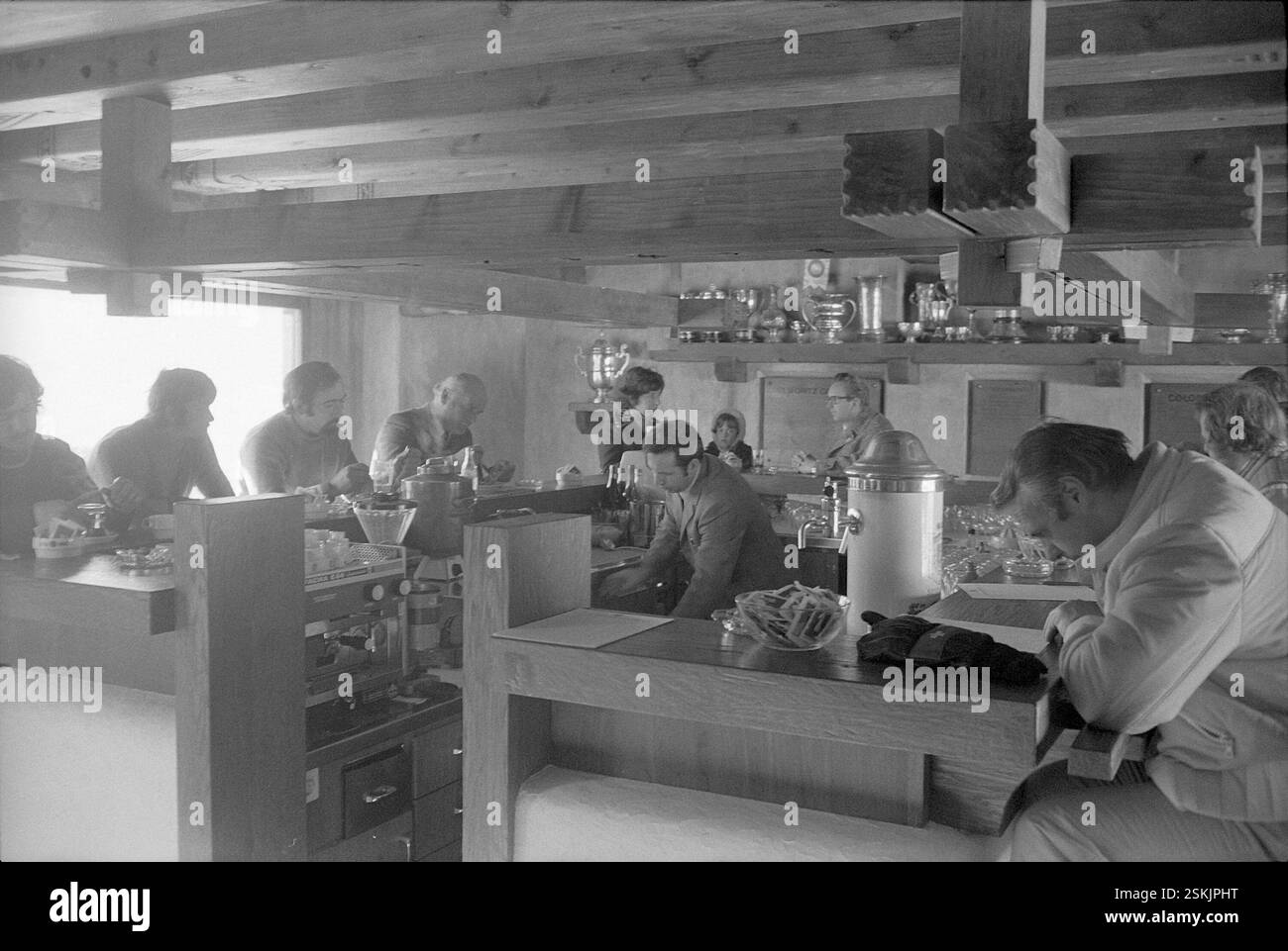 Männer im 'Ghost Riders Club'; Spunte, Beiz#Männer in einem 'Ghost Riders Club'-- Schweizer 4er Bobmeisterschaft, St. Moritz 1973#Schweizer 4er Bobmeisterschaft, St. Moritz 1973- RDB VON DUKAS Stockfoto