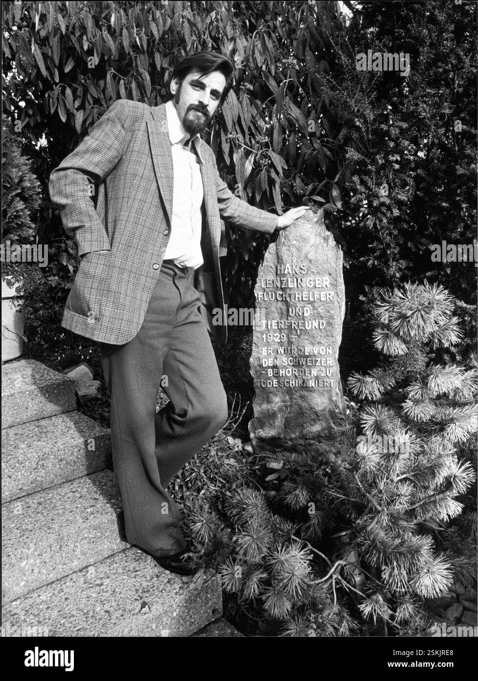 --- Grabstein von Fluchthelfer H. R. Lenzlinger, Mitarbeiter Rudolf Bugmann, 70er Jahre#Grabstein des Fluchtagenten H. R. Lenzlinger, Kollege Rudolf Bugmann, 70er Jahre Stockfoto