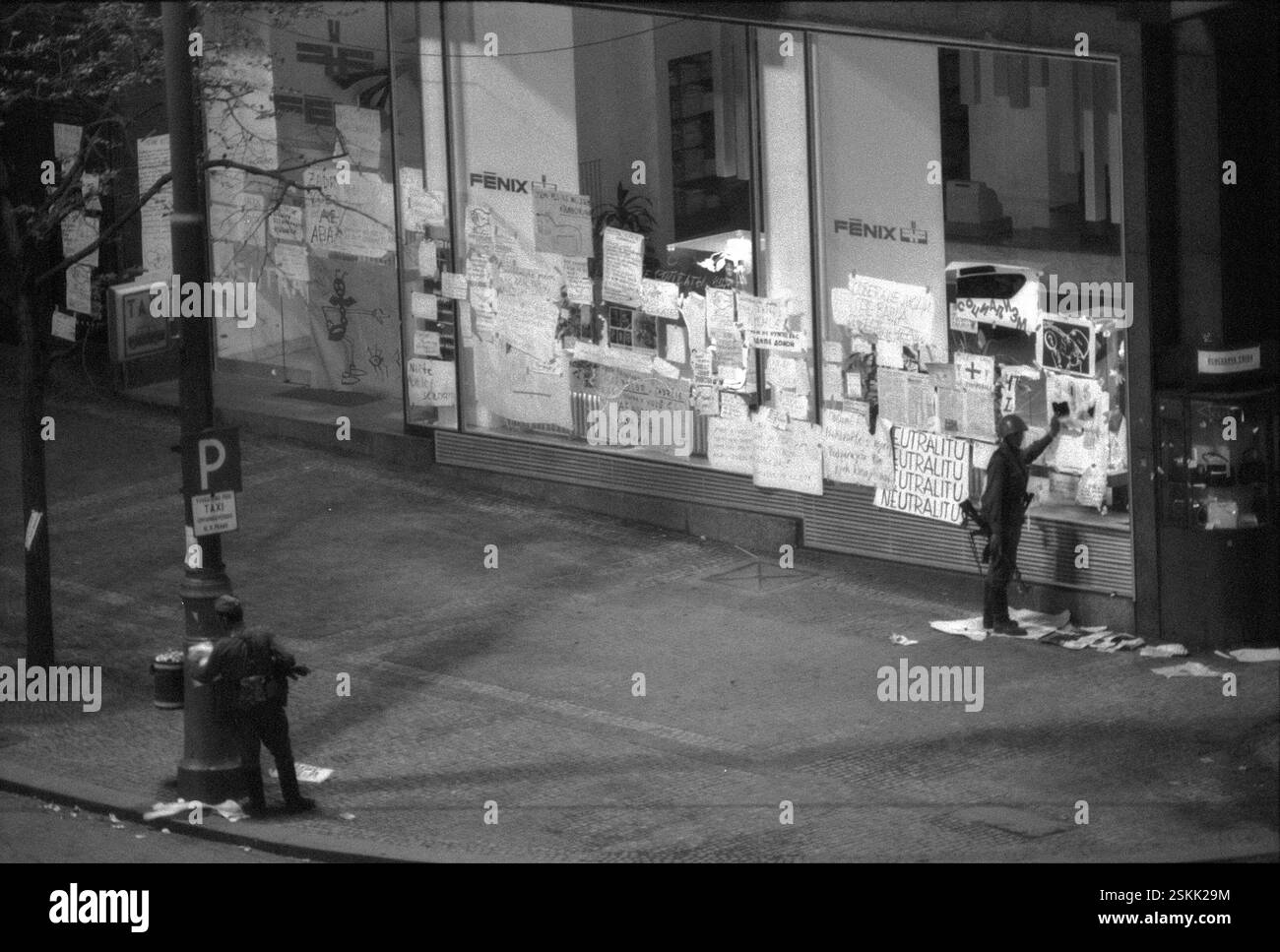 Ende des Prager Frühling in der Tschechoslowakei#das Ende des Prager Frühlings in der Tschechoslowakei#-- Prag 1968 nach dem Einmarsch der Truppen des Warschauer Paktes: Nachts werden Widerstände-Plakate verteilt#Prag 1968 nach dem Einmarsch der Truppen des Warschauer Paktes: Widerstandsposter werden nachts VON DUKAS verteilt Stockfoto