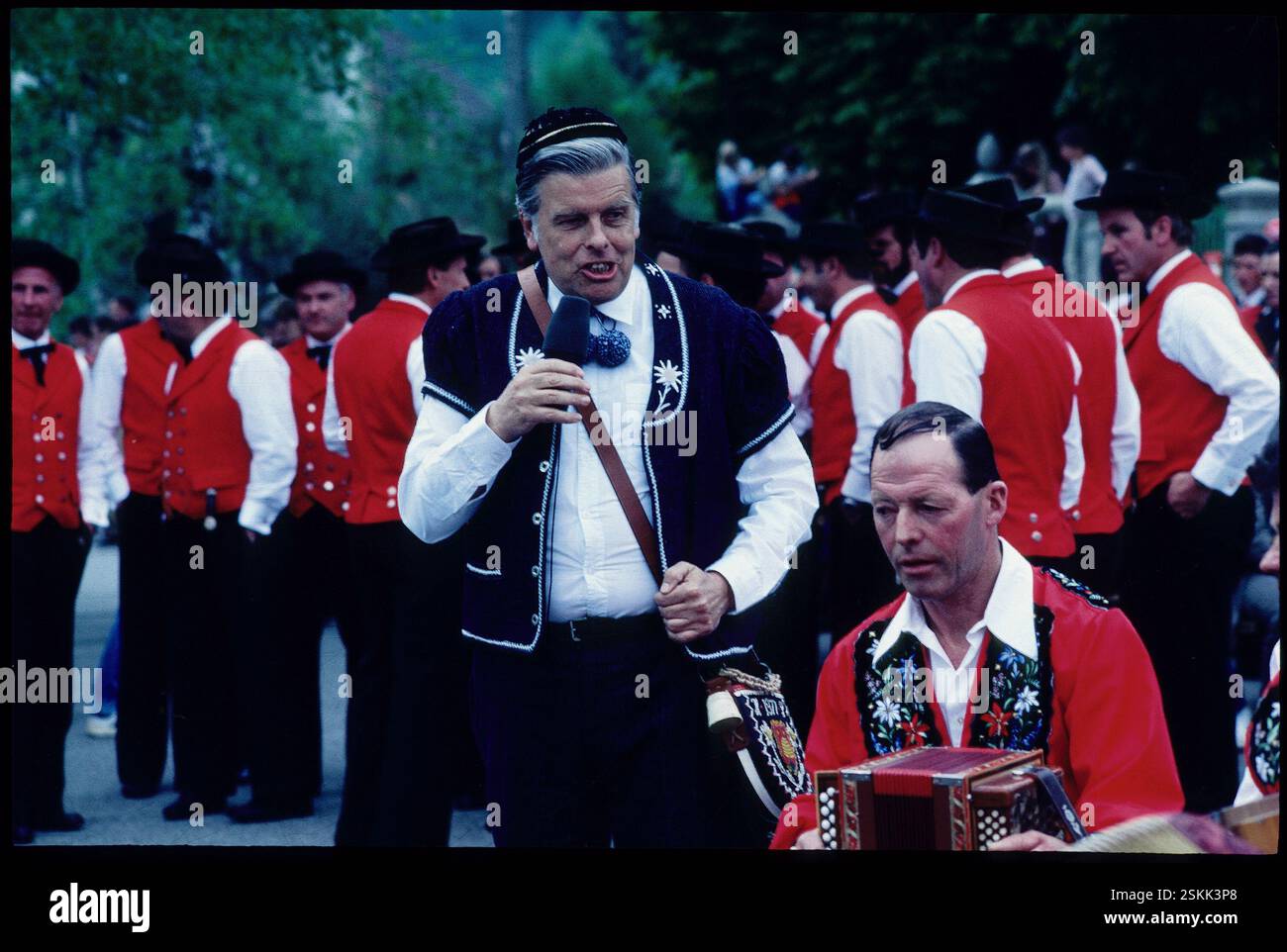 --- TV-Sendung 'Diräkt uns' mit Wysel Gyr, Gurmels 1983#TV-Sendung 'Diräkt uns' von Wysel Gyr, Gurmels 1983 Stockfoto