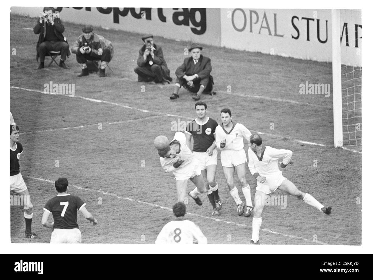 FC Sion - FC Servette 2:1-- Schweizer Cupfinale 1965: FC Sion - FC Servette#Swiss Cup Finale 1965: FC Sion - FC Servette - RDB VON DUKAS Stockfoto