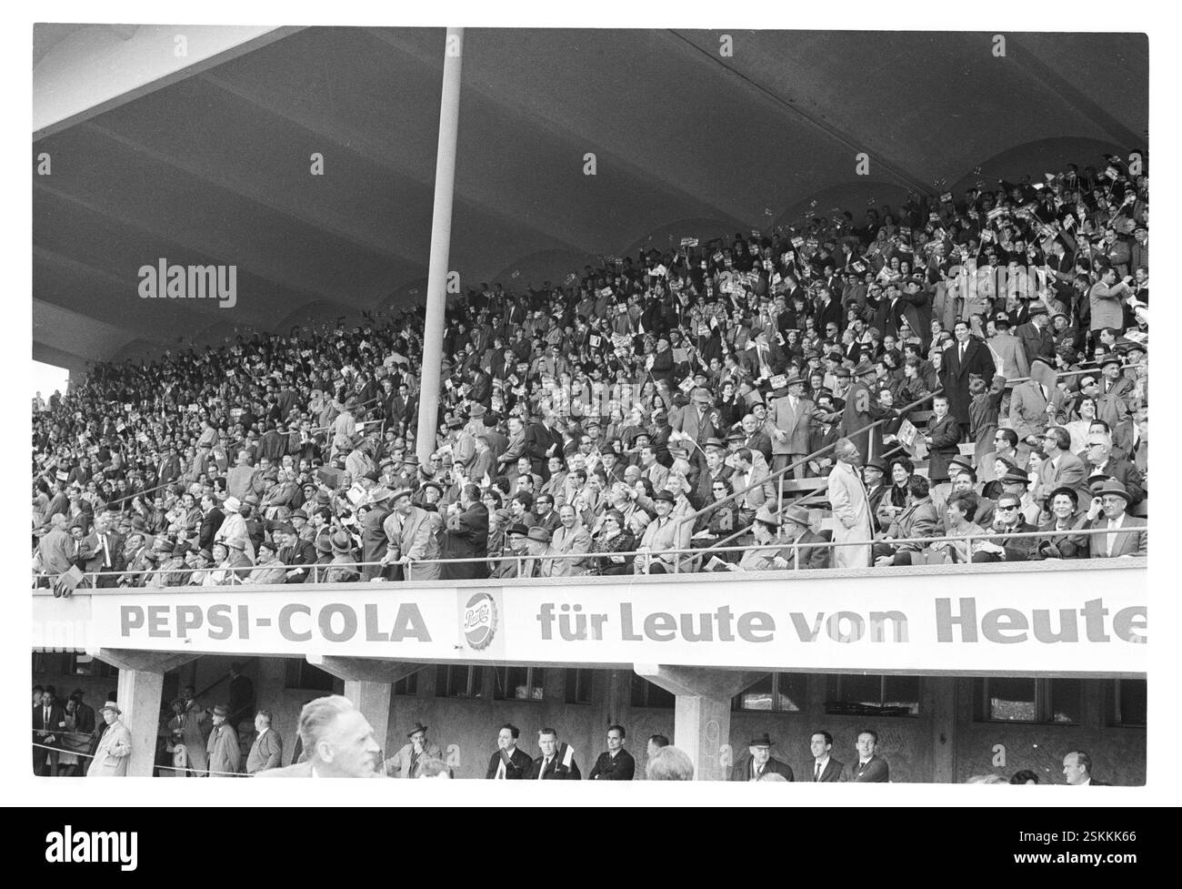 FC Basel - Grasshoppers 2:0; Werbung für Pepsi-Cola#Werbung für Pepsi Cola--- Schweizer Cupfinal 1963: FC Basel - Grasshoppers#Swiss Cup Finale 1963: FC Basel - Grasshoppers- RDB VON DUKAS Stockfoto